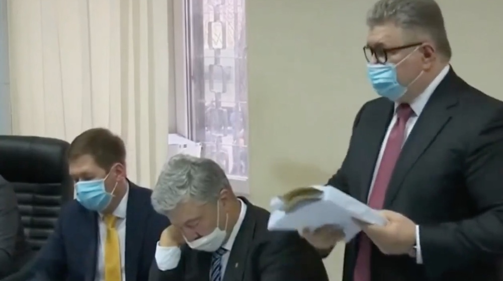 Порошенко уснул на заседании суда об избрании ему меры пресечения