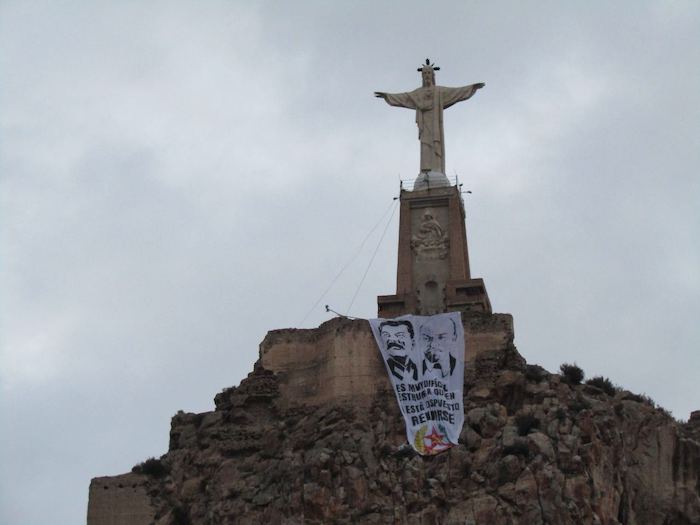 Под статуей Христа в Испании появился плакат со Сталиным и Лениным