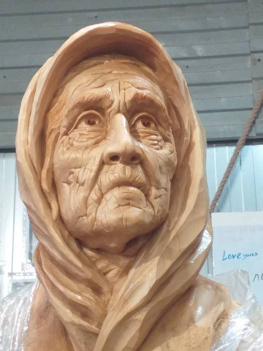Воронежские мастера доделывают скульптуру бабушки