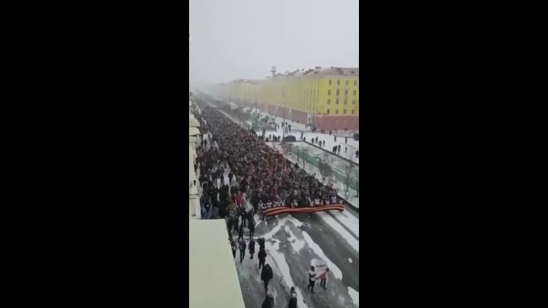 В Норильске, несмотря на метель, жители вышли отпраздновать День Победы