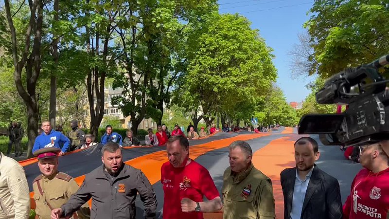 В Мариуполе развернули 300-метровую георгиевскую ленту в честь Дня Победы