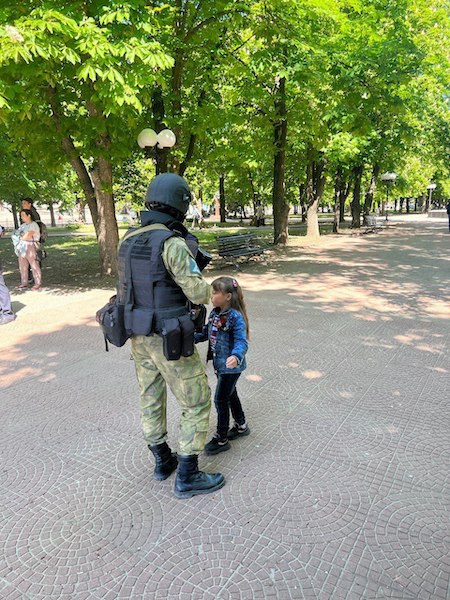 «Дай Бог вам здоровья. Я очень вас люблю!» - Маленькая девочка и российский солдат на Донбассе