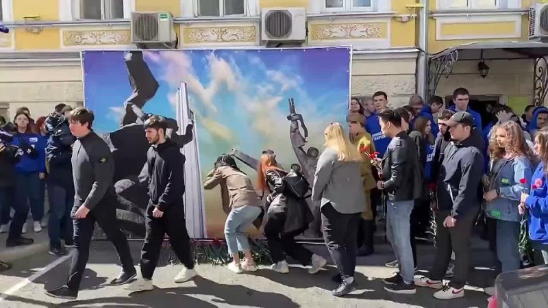 Жители Москвы несут цветы к импровизированному памятнику освободителям Риги