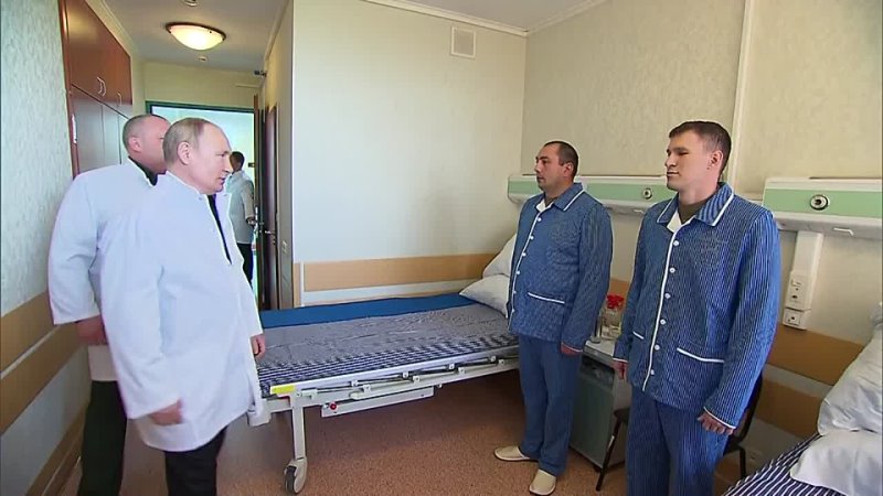 Путин и Шойгу в Центральном военном клиническом госпитале имени Мандрыка