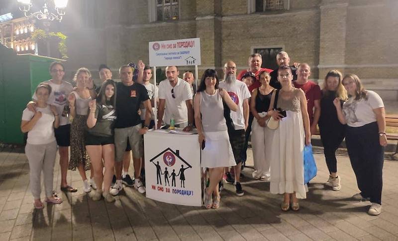 Сбор подписей против гей-парада в Сербии приобретает массовый характер