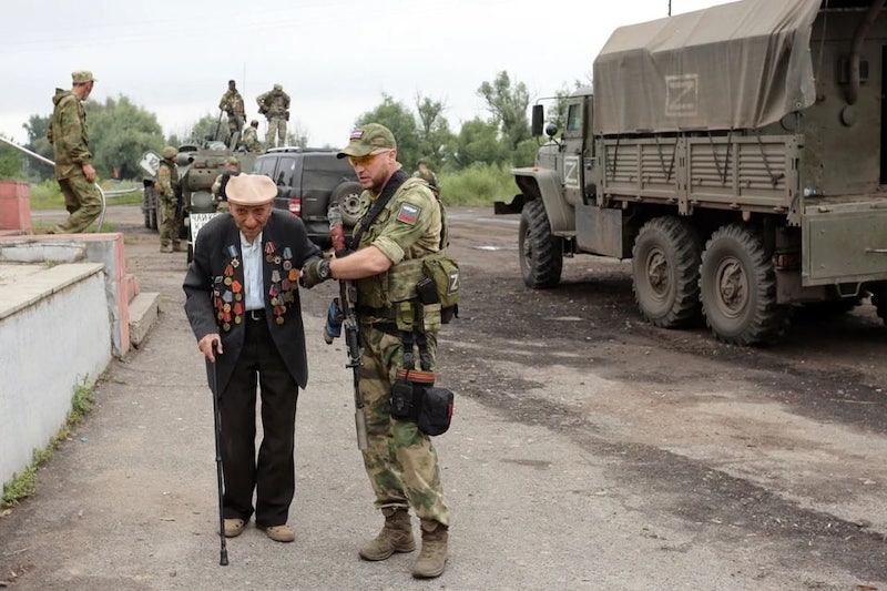 Росгвардейцы эвакуировали из Балаклеи ветерана Великой Отечественной войны