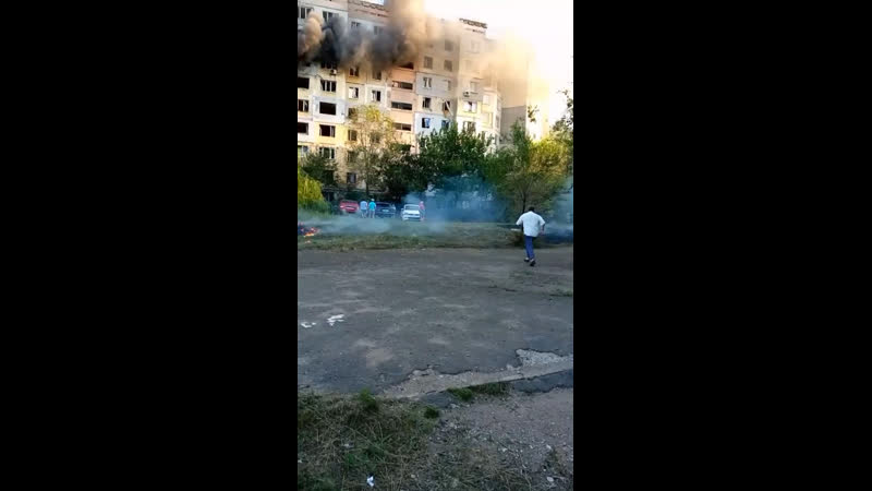 В Алчевске (ЛНР) в результате обстрела со стороны ВСУ загорелась многоэтажка