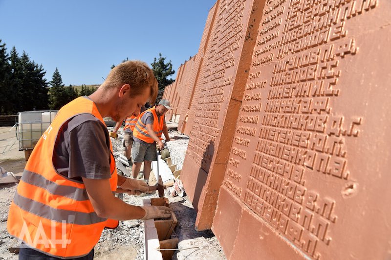 На Саур-Могилу привезли скульптуру солдата — ключевой монумент легендарного мемориального комплекса