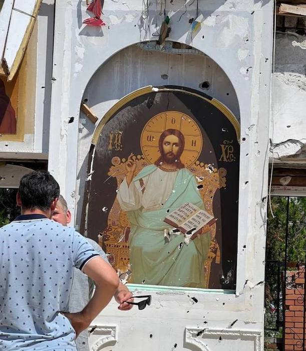 Украинцы глумились над православными иконами