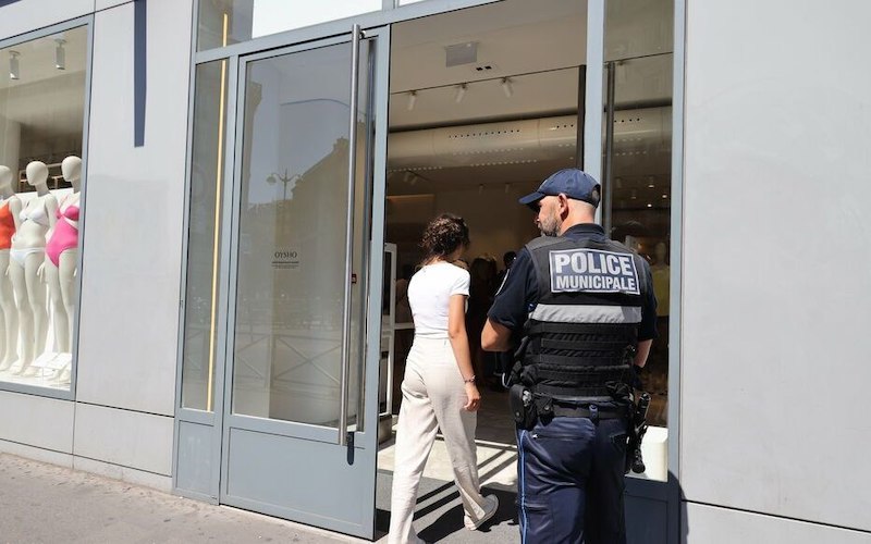 В Париже штрафуют магазины за открытые двери при включенном кондиционере