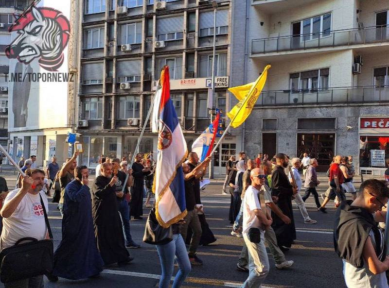 Жители Белграда вышли на улицы с иконами против шествия содомитов