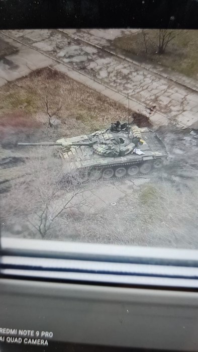 Украинская техника в жилой застройке во время боёв за Северодонецк