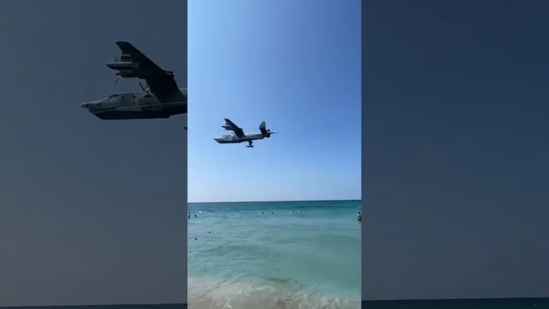 Самолёт Бе-12Н «Чайка» пролетает над пляжем в Крыму