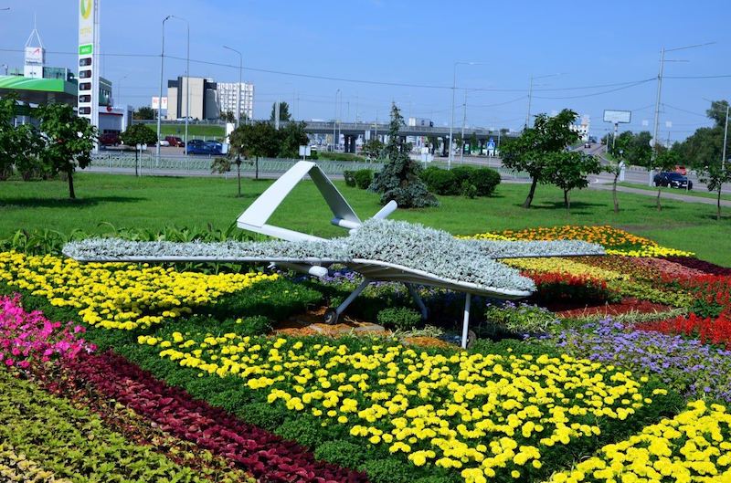 В Киеве на площади Бандеры высадили цветочный «байрактар»