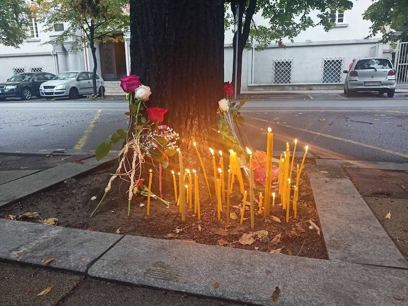 Cербы несут цветы к российскому Посольству в память о погибшей Дарье Дугиной