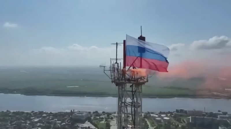 Над самой высокой точкой Херсона подняли российский флаг