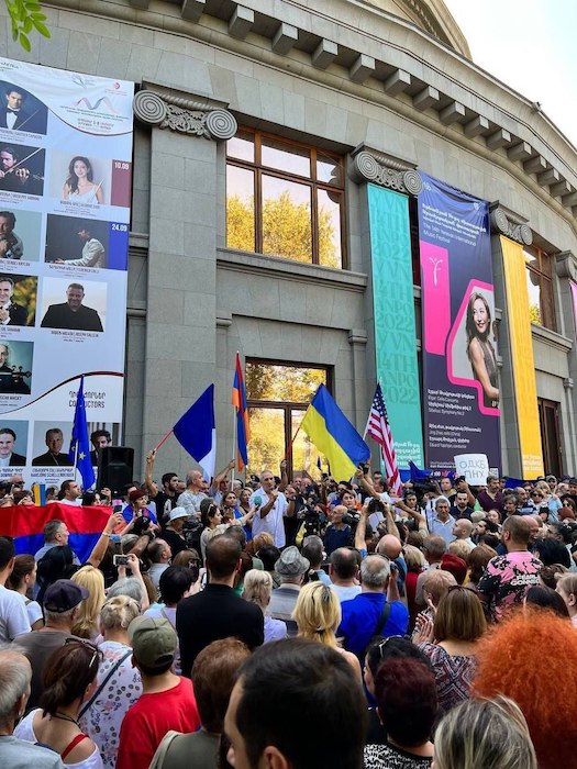 В Ереване проходит митинг за выход страны из ОДКБ