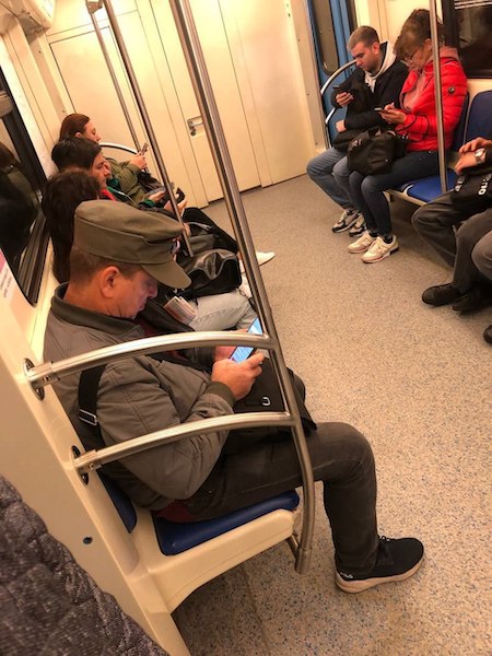 Укропатриот в питерском метро спешит на работу
