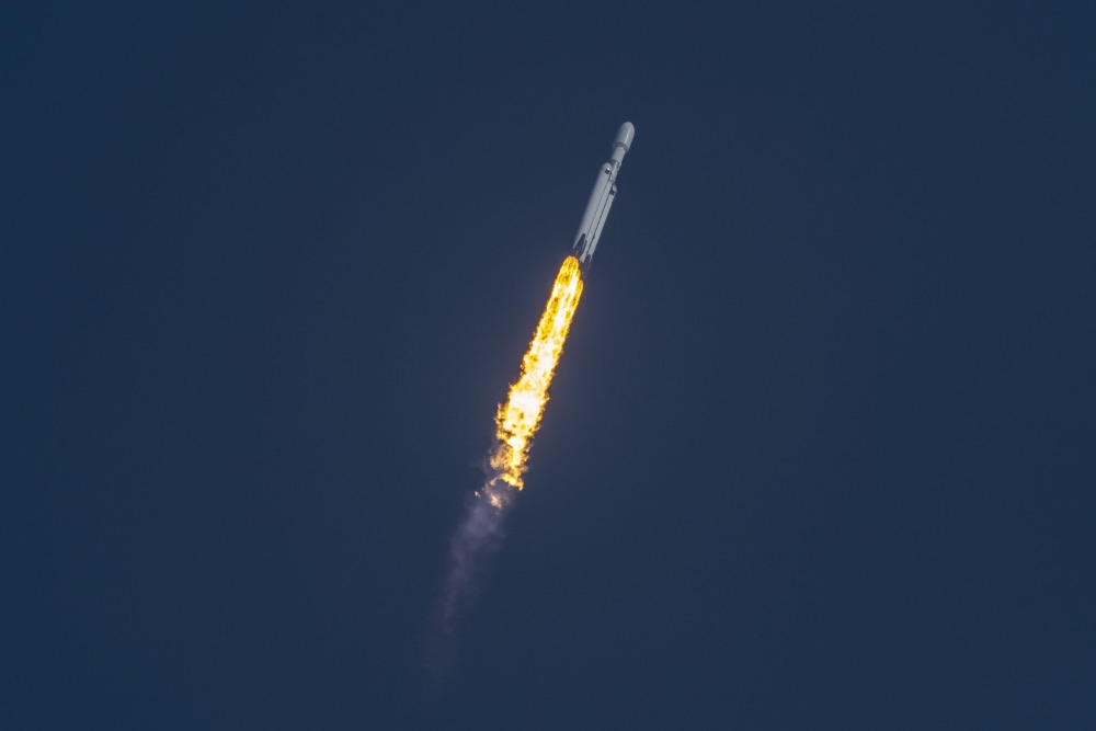 SpaceX запустила самую мощную ракету в мире Falcon Heavy