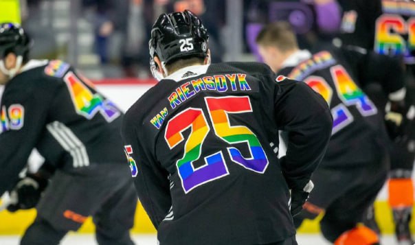 Русский хоккеист Иван Проворов стал звездой в США после отказа поддержать ЛГБТ-акцию