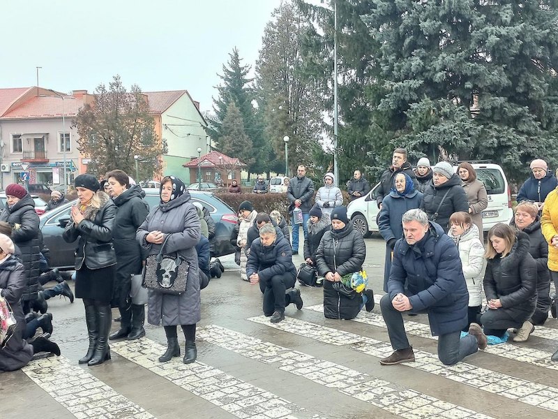 Во Львове раздавали повестки прямо во время похорон боевика ВСУ