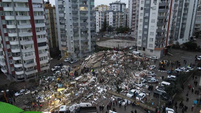 Российские спасатели вылетели в зону катастрофического землетрясения в Турции и Сирии