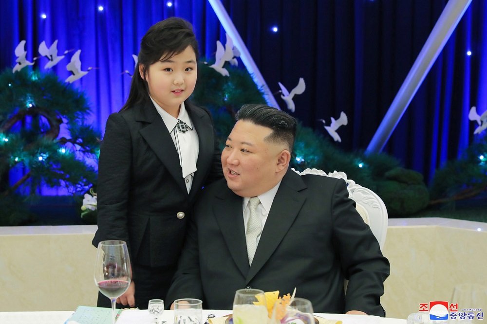 Ким Чен Ын с семьей
