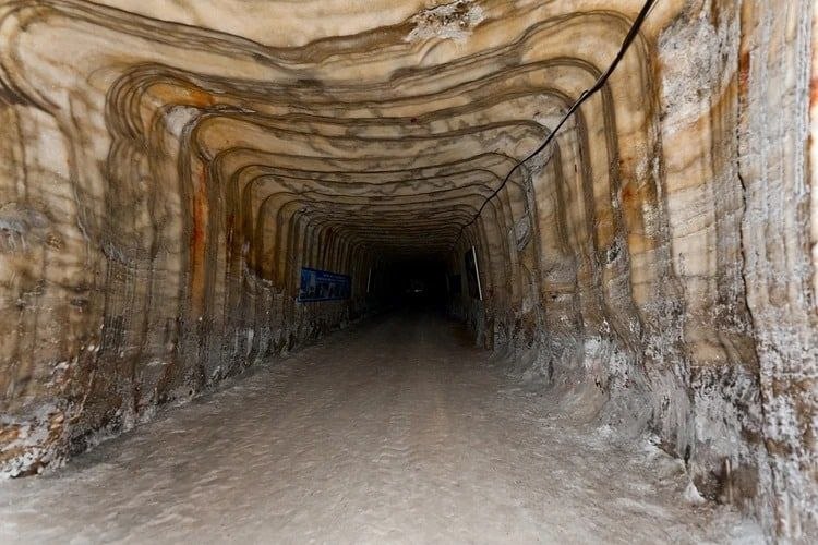 Оружейные склады в соляных тоннелях в Парасковеевке