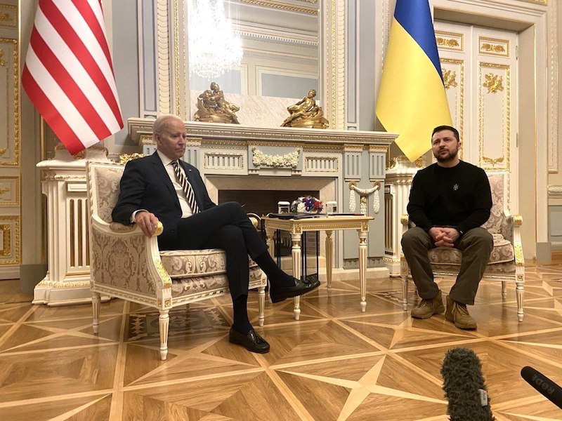 Кто на фото - президент Украины?