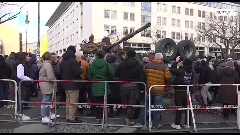 Украинцы принялись уничтожать цветы на танке у Посольства РФ в Берлине