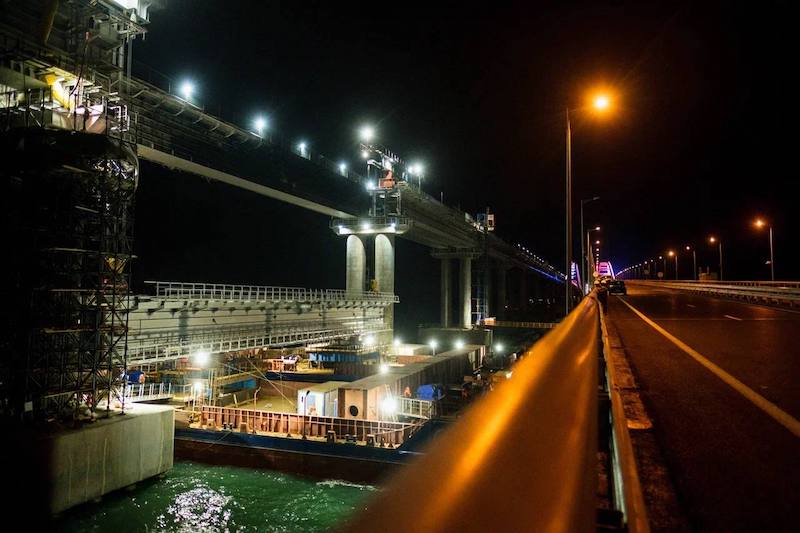Монтажные работы по установке повреждённых пролетов Крымского моста идут по плану