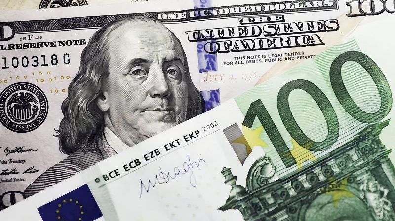 Доля доллара и евро во внешних расчетах России впервые упала ниже 50%