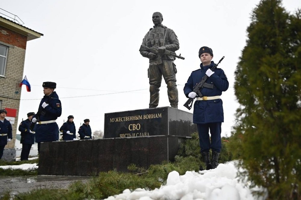 В Тамбовской области открыли первый в России памятник героям СВО