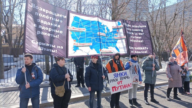 Сегодня у посольства США собрались сотни активистов