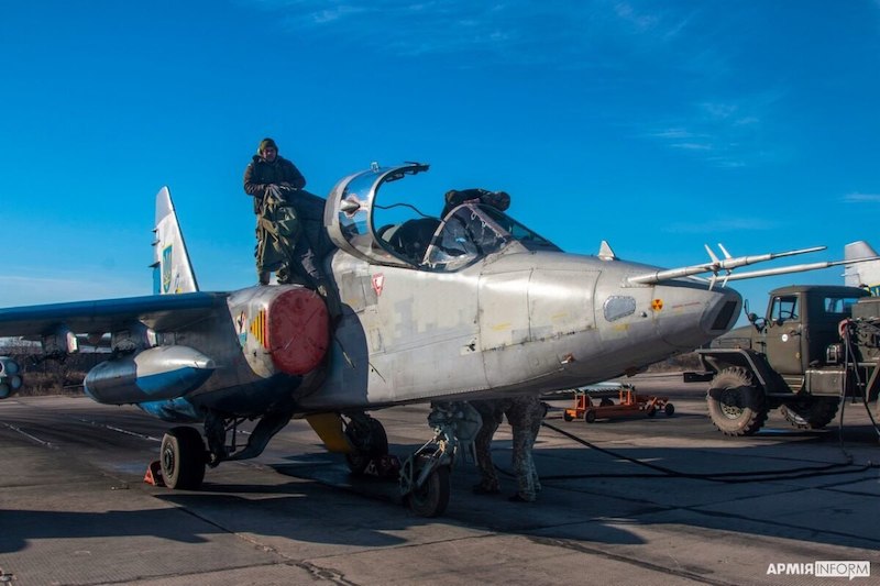 Су-25 ВВС Украины обслуживается на одной из авиабаз