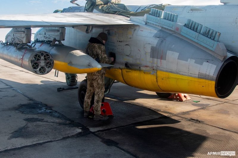 Су-25 ВВС Украины обслуживается на одной из авиабаз