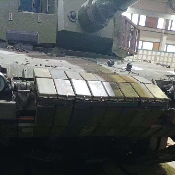 Немецкий Leopard 2 ВСУ в процессе оснащения русской динамической бронёй