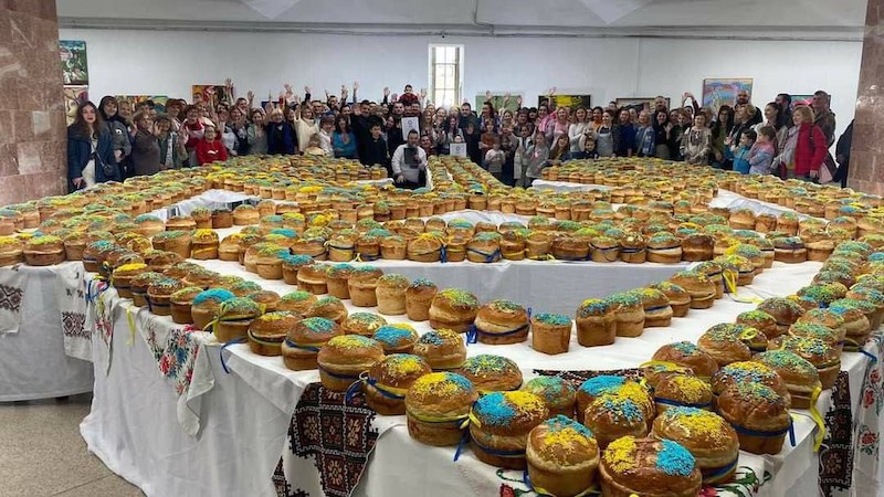 Во Львове выложили тризуб из пасхальных куличей и объявили это мировым рекордом