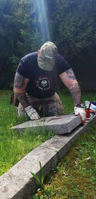 Житель Варшавы Блажей Кравчик заботится о могилах советских солдат
