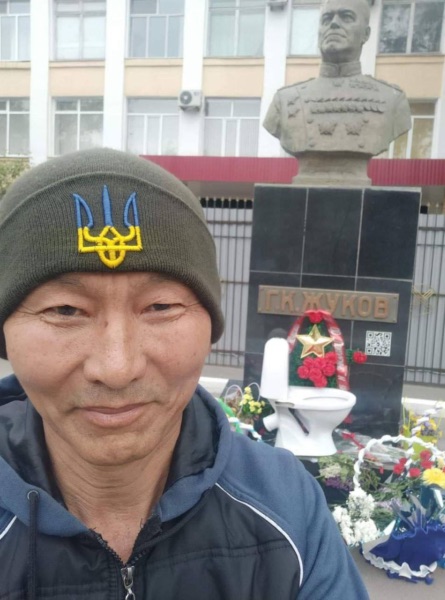 В Qazaqstan нацист принес унитаз к памятнику Жукова