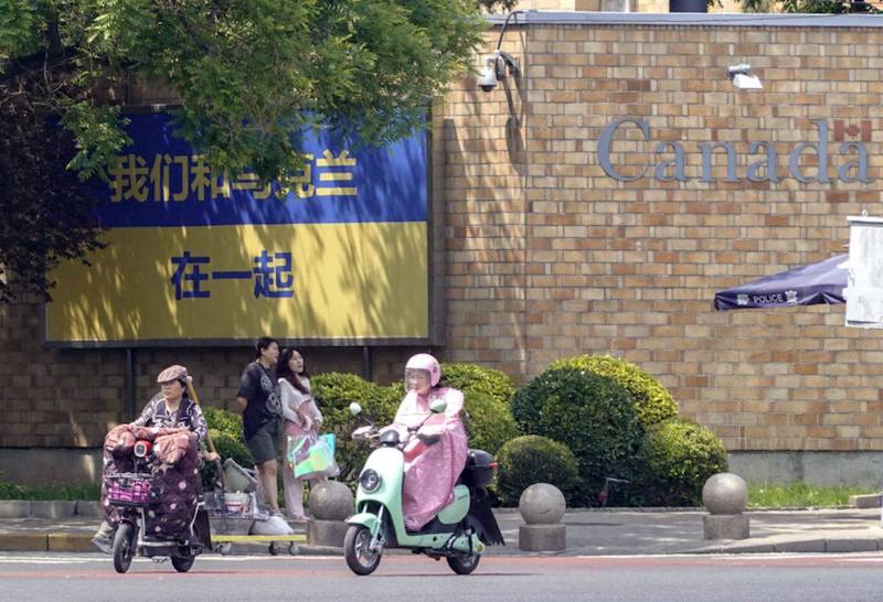 Китай потребовал от посольств  убрать знаки поддержки Украины в Пекине