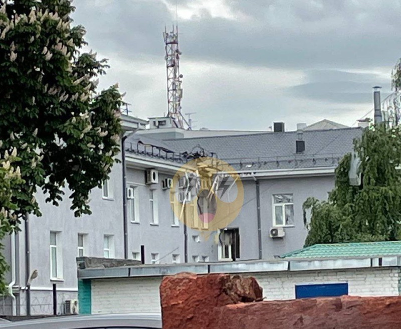 Повреждения на крыше здания ФСБ в Белгороде