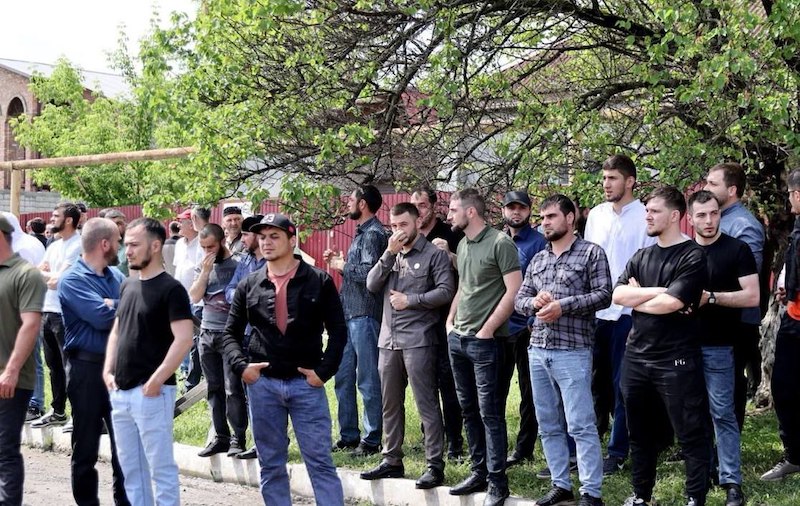 Задержанный за сожжение Корана в Волгограде доставлен в Чечню