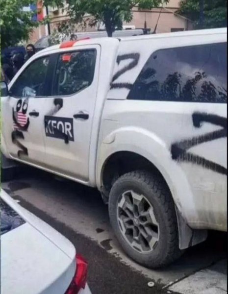 Неизвестные нанесли символы Z на автомобиль НАТО в Косово