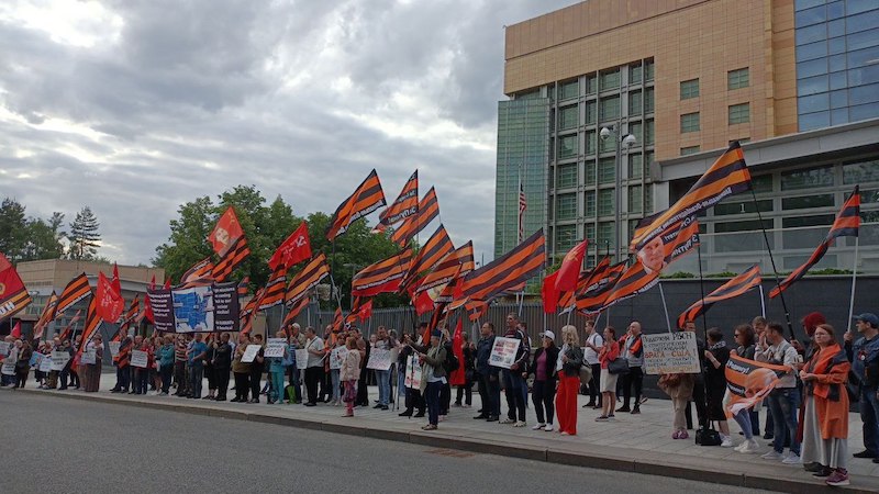 Массовый митинг у посольства США в Москве