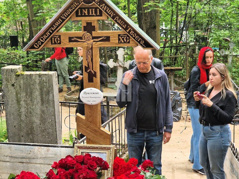 Люди приносят цветы и флаги на могилу Евгения Пригожина