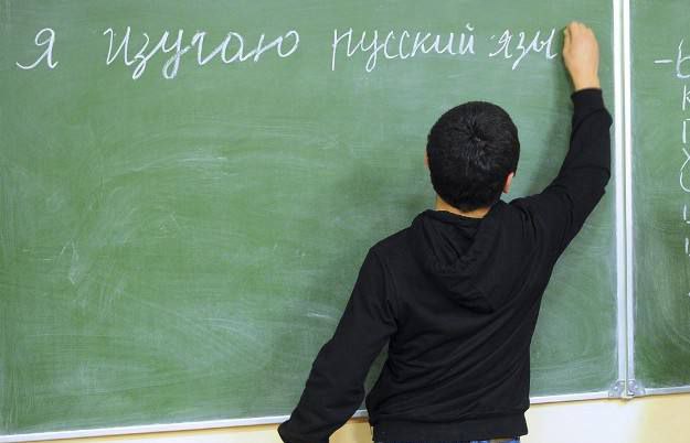 В Госдуме предложили брать в школу только со знанием русского языка