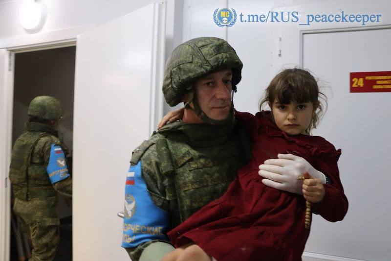 Российские миротворцы эвакуировали около 2 тыс. человек из Нагорного Карабаха