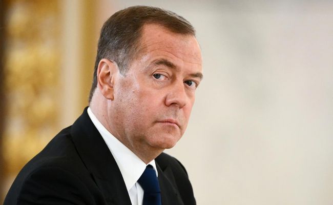 Медведев отреагировал на идею обучения украинцев британцами на Укриане