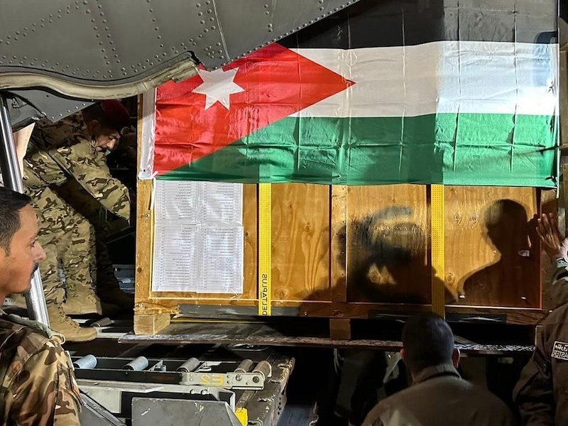 Иордания сбросила гуманитарную помощь в секторе Газа парашютом